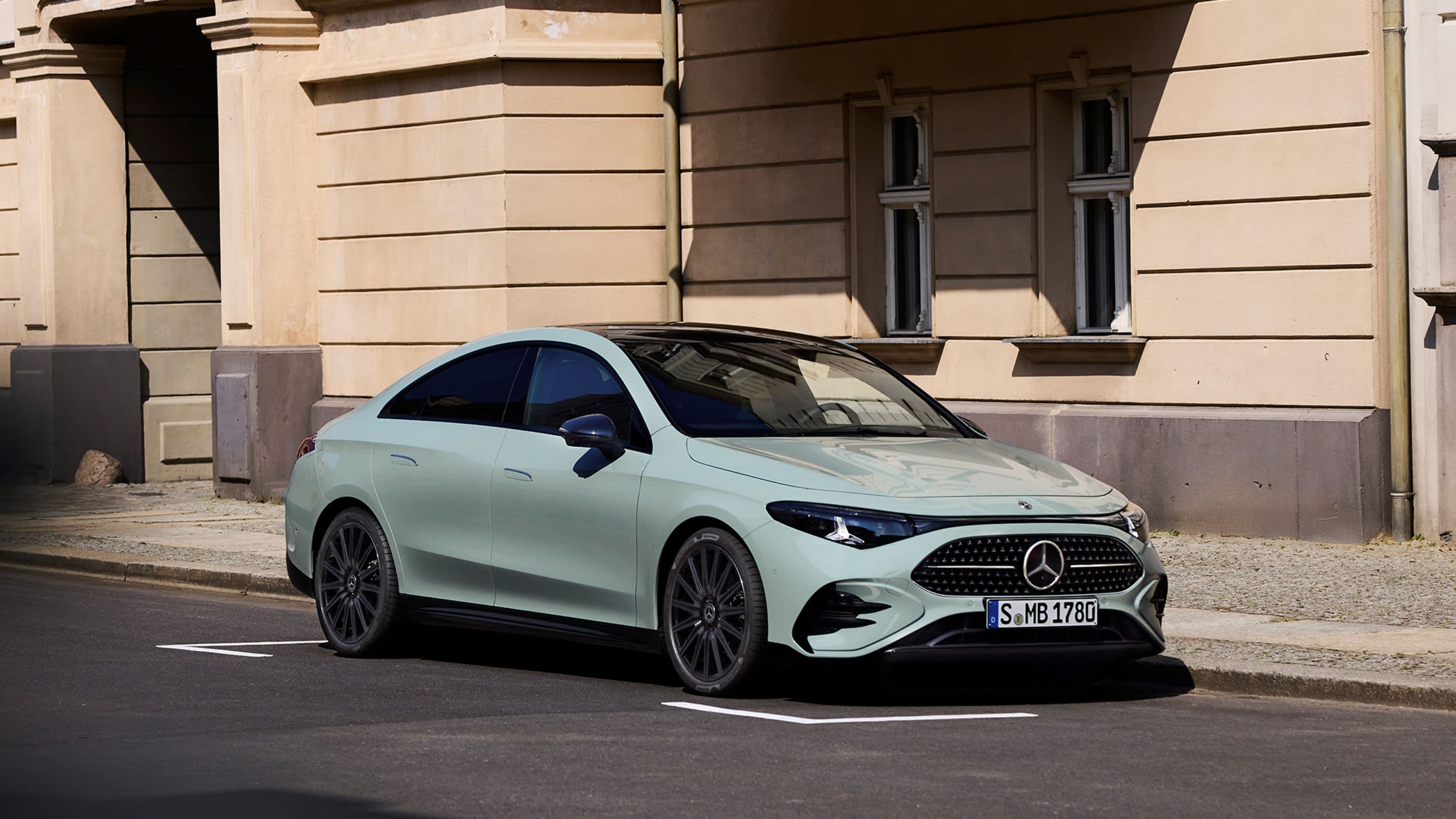 Mercedes-Benz CLA color verde claro visto de tres cuartos al frente en una calle