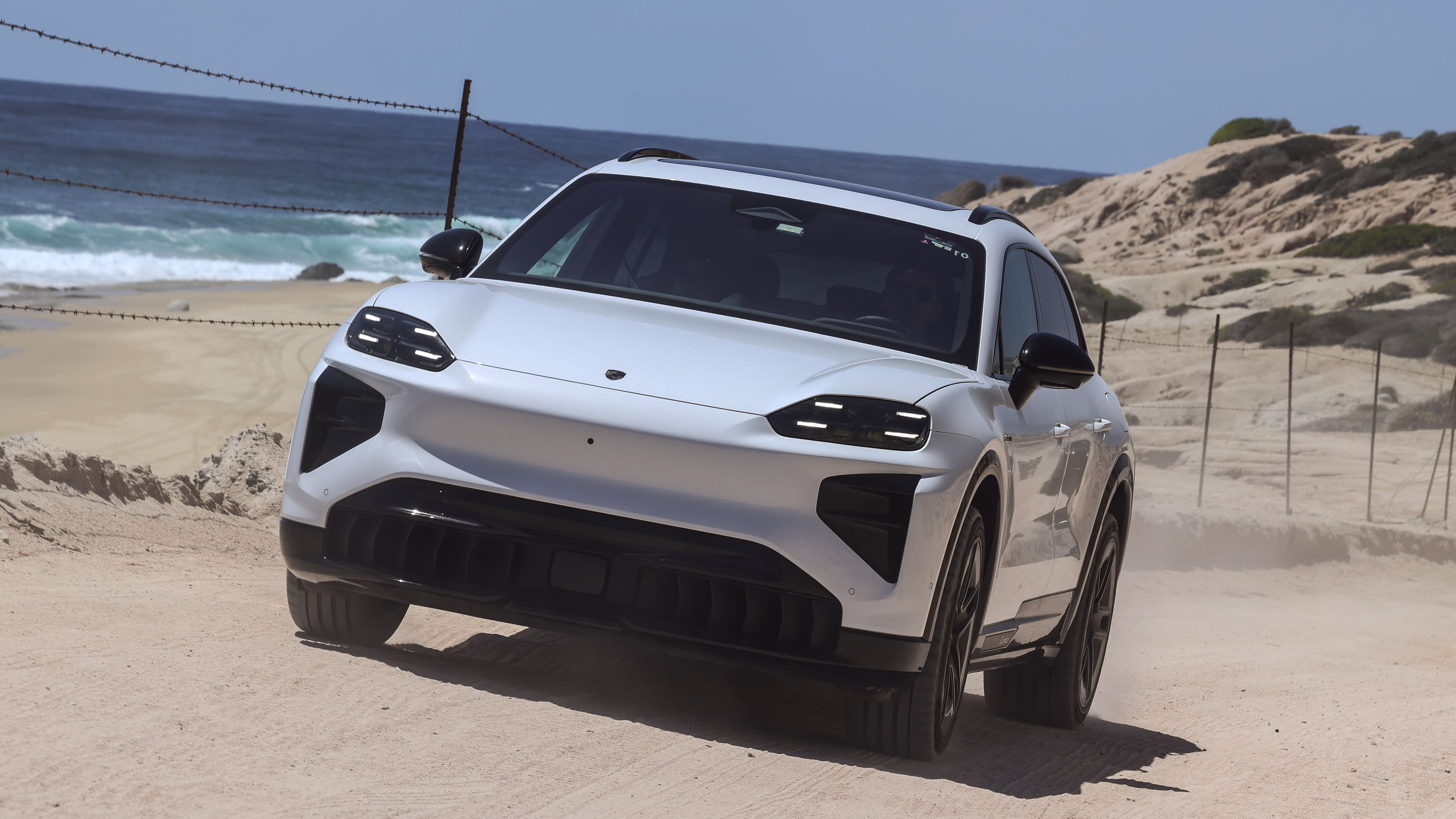 Porsche Cayenne Electric visto desde el frente y de tres cuartos